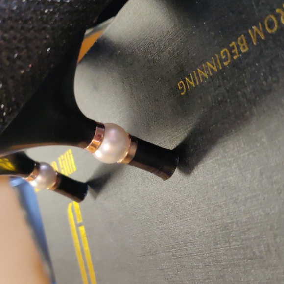 Ladies Shimmering Black 2.5" Heels With Pearl Accent  Size 7 - Picture 3 of 6